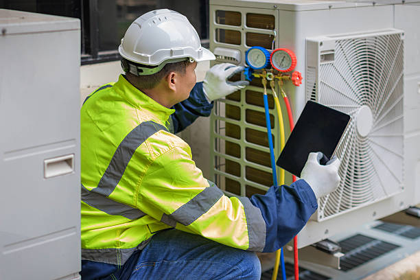 Professional Hvac technician working in Monmouth, IL